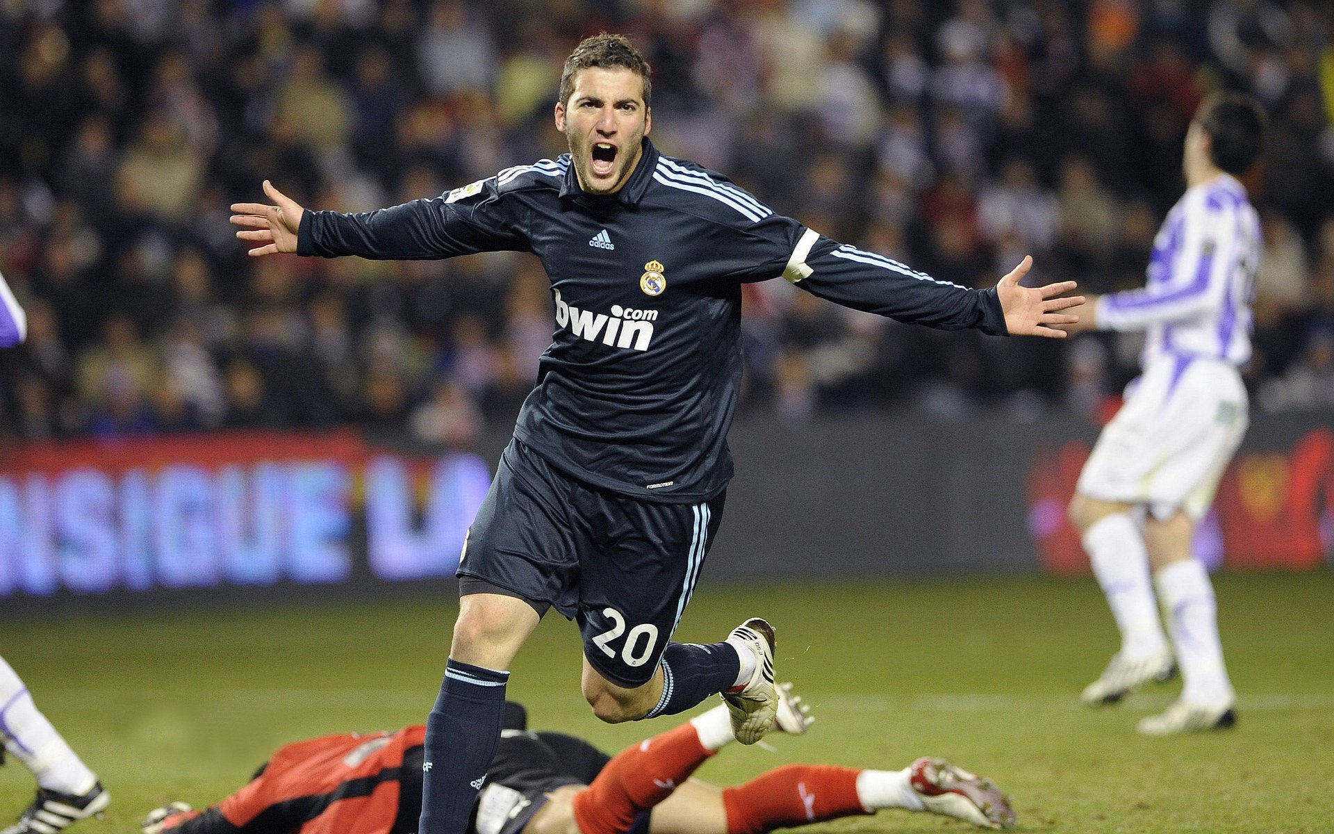 中国足球职业联赛举办新型线上赛事活动，中国实行足球职业联赛