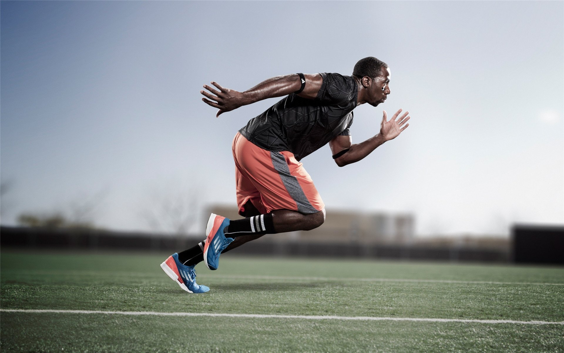 乔纳·隆戈：橄榄球场上的超级英雄，突破防线如风行，乔纳坦 个人资料身高